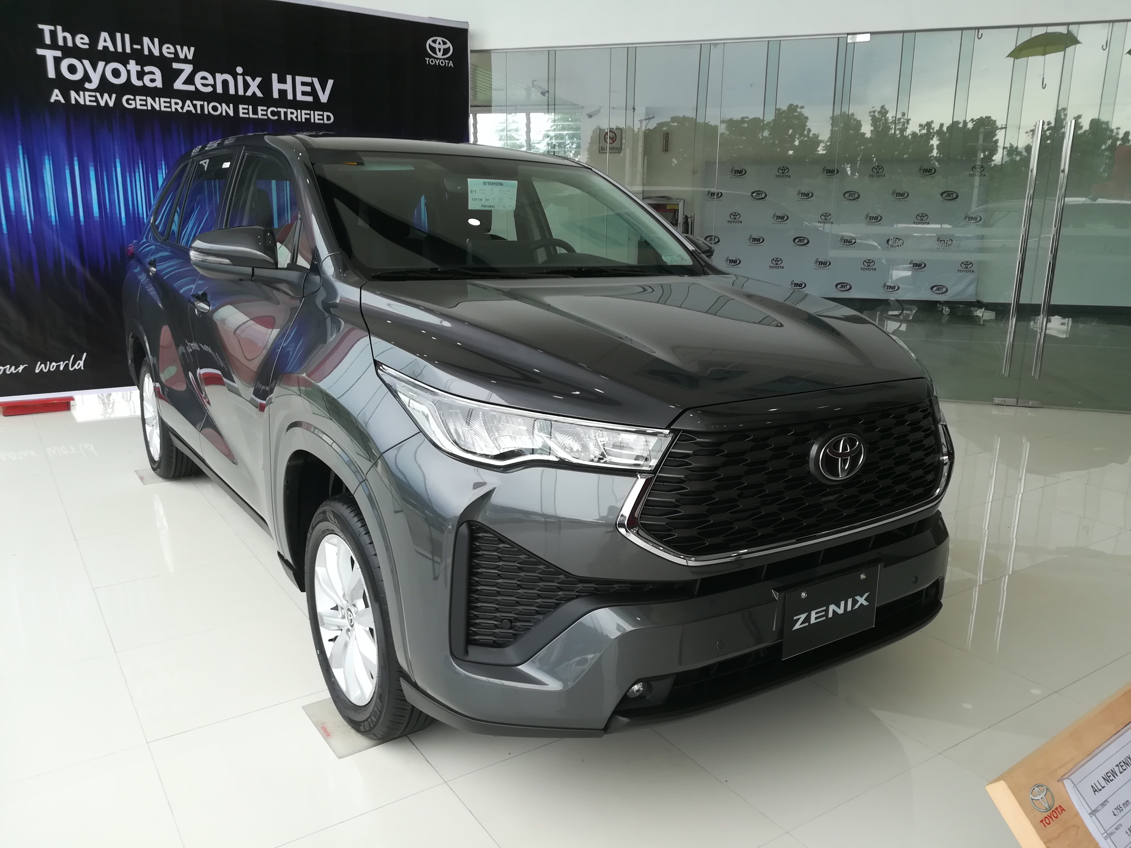 Toyota Innova HyCross